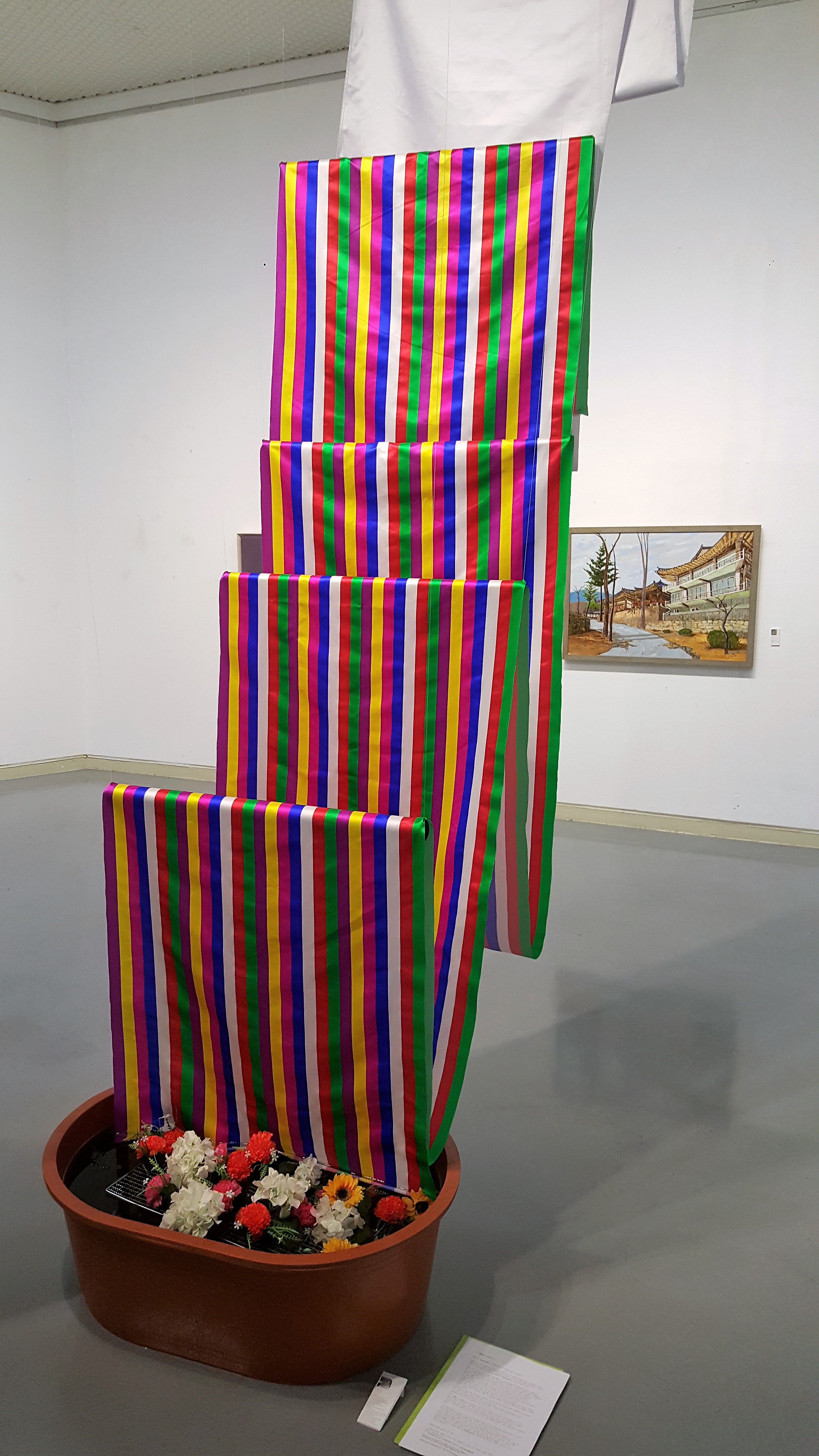 molenbeek story 3, 2016, fabric, perlon faden, bamboo, ink water, watercontainer, 32 flowers, 380x150x100 cm.jpg